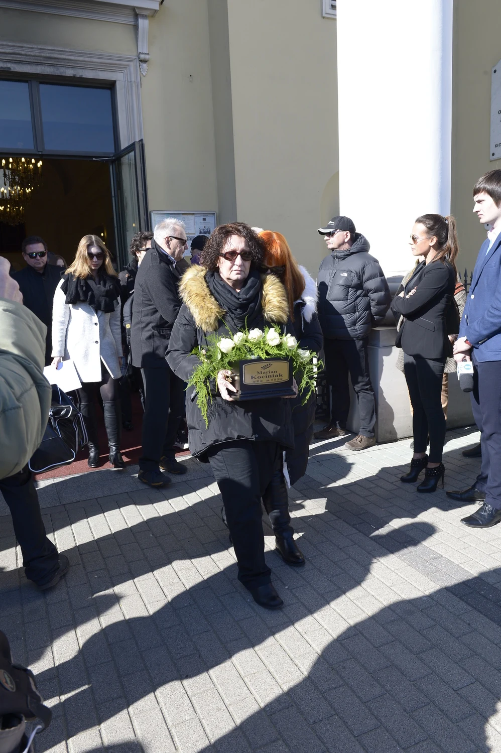 Urnę z prochami aktora niosła córka Mariana Kociniaka.