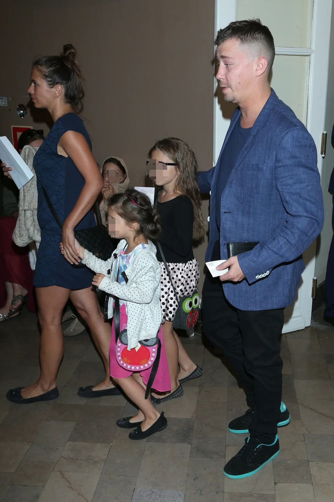 Córki pary cieszą się z nowego pupila