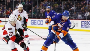 John Tavares (z prawej) zdobył jedną z bramek dla Islanders