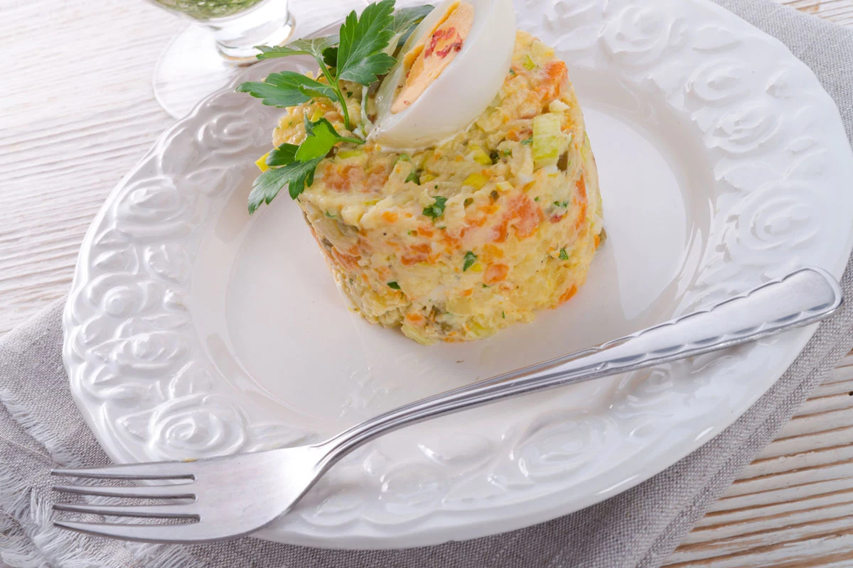 Sałatkę jarzynową można wzbogacić ciekawymi dodatkami. Sałatkę jarzynową można wzbogacić ciekawymi dodatkami.