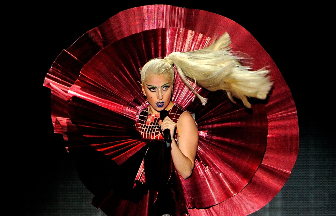 Na temat kontrowersyjnych strojów Lady Gagi w 2011 roku wypowiedziała się jej babcia, Angelin Germanotta. "Jestem prawie ślepa, więc nie widzę dokładnie tych wszystkich kreacji. W telewizji widzę jedynie nogi mojej wnuczki. Z tego powodu podobają mi się jej odważne stroje, bo dzięki temu mogę ją poznać" - dowcipkowała pani Germanotta
