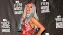 Lady Gaga w słynnej sukience z mięsa podczas gali MTV Video Music Awards w 2010 roku, w trakcie której odebrała nagrodę za najlepszy klip roku do piosenki "Bad Romance". Jej kreacja wywołała lawinę komentarzy, liczne kontrowersje oraz ogromną dyskusję na temat tego, czy chciała tylko szokować czy wypowiedzieć coś więcej. 
W 2015 roku suknia trafiła do galerii sław Rock and Roll w Cleveland