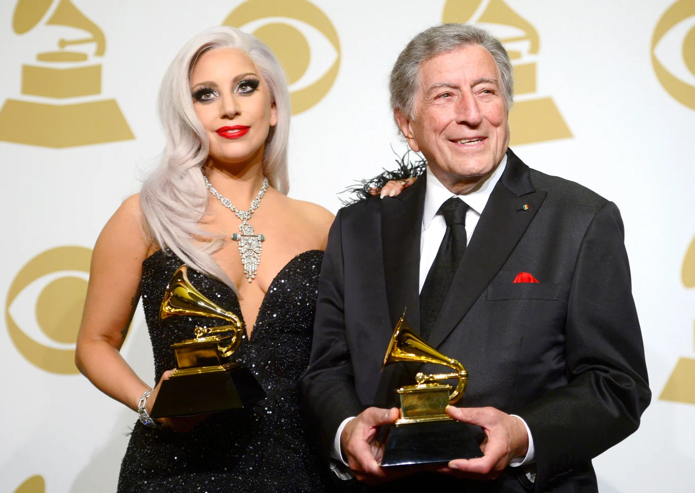 Lady Gaga z Tonym Bennettem w trakcie wieczoru Grammy w 2015 roku. 11 września 2011 roku Amerykanka razem z Tony’m Bennettem nagrała własną wersję jazzowego utworu "The Lady Is a Tramp" z repertuaru Franka Sinatry, który trafił na album wokalisty "Duets II". Para, mimo prawie 60 lat różnicy wieku, tak bardzo polubiła siebie nawzajem i wspólną pracę, że w 2014 roku światło dzienne ujrzał ich album "Cheek To Cheek", za który otrzymali nagrodę Grammy 