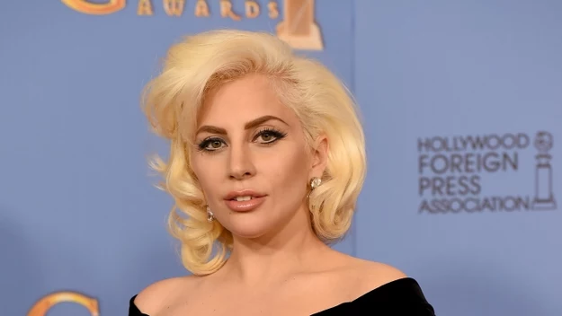 Lady Gaga w ostatnim czasie zrezygnowała z kontrowersyjnych strojów, a na czerwonych dywanach pojawia się w bardziej eleganckiej wersji. Tutaj w styczniu 2016 roku podczas gali wręczenia Złotych Globów, na której wokalistka zdobyła statuetkę dla najlepszej aktorki w filmie telewizyjnym lub miniserialu. Gaga zagrała w piątym sezonie serialu "American Horror Story: Hotel", który zadebiutował w październiku 2015 roku