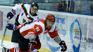 Hokeista GKS Tychy Jakub Witecki (L) i Krystian Dziubiński (P) z Comarch Cracovii