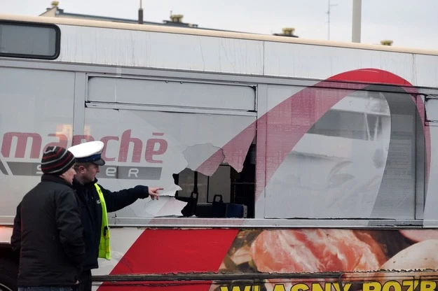 Rowerzysta został wepchnięty na autobus. Siła była tak duża, że rozbiła się szyba