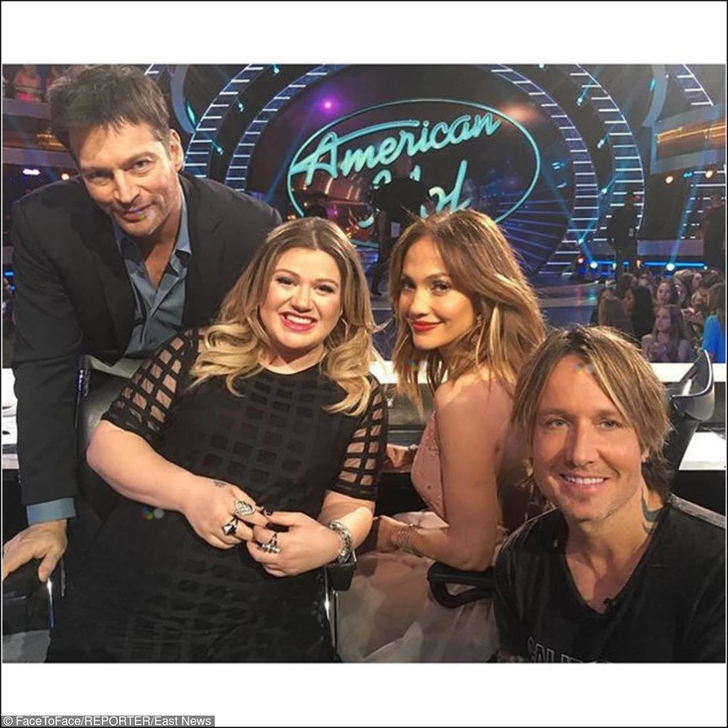 Kelly Clarkson (druga z lewej) powraca do "American Idol"