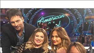 Kelly Clarkson (druga z lewej) powraca do "American Idol"