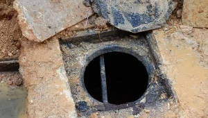 Szambo, do którego wpadł chłopiec, nie było zapezpieczone; zdj. ilustracyjne