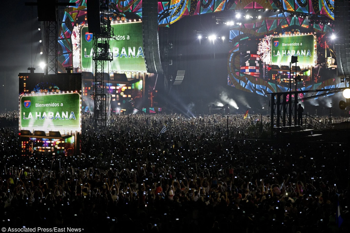 "Graliśmy w wielu szczególnych miejscach w naszej długiej karierze, ale ten koncert w Hawanie będzie wydarzeniem i dla nas, jak i - mamy nadzieję - także dla naszych przyjaciół z Kuby" - oświadczyli przed występem członkowie grupy "Graliśmy w wielu szczególnych miejscach w naszej długiej karierze, ale ten koncert w Hawanie będzie wydarzeniem i dla nas, jak i - mamy nadzieję - także dla naszych przyjaciół z Kuby" - oświadczyli przed występem członkowie grupy