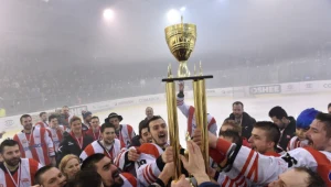 Hokeiści Comarchu Cracovii z trofeum za mistrzostwo Polski