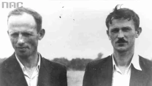 Józef Wiącek "Sowa" (z lewej) z dowódcą oddziału Władysławem Jasińskim "Jędrusiem"