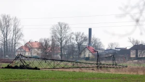 W wyniku pożaru sterty opon na nielegalnym składowisku zawalił się słup sieci wysokiego napięcia i pociągnął za sobą kolejne trzy