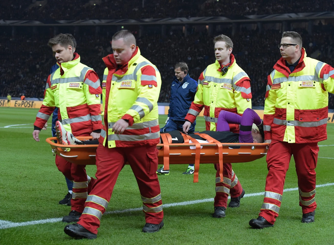 Jack Butland na noszach opuszcza boisko tuż przed przerwą meczu Niemcy - Anglia Jack Butland na noszach opuszcza boisko tuż przed przerwą meczu Niemcy - Anglia