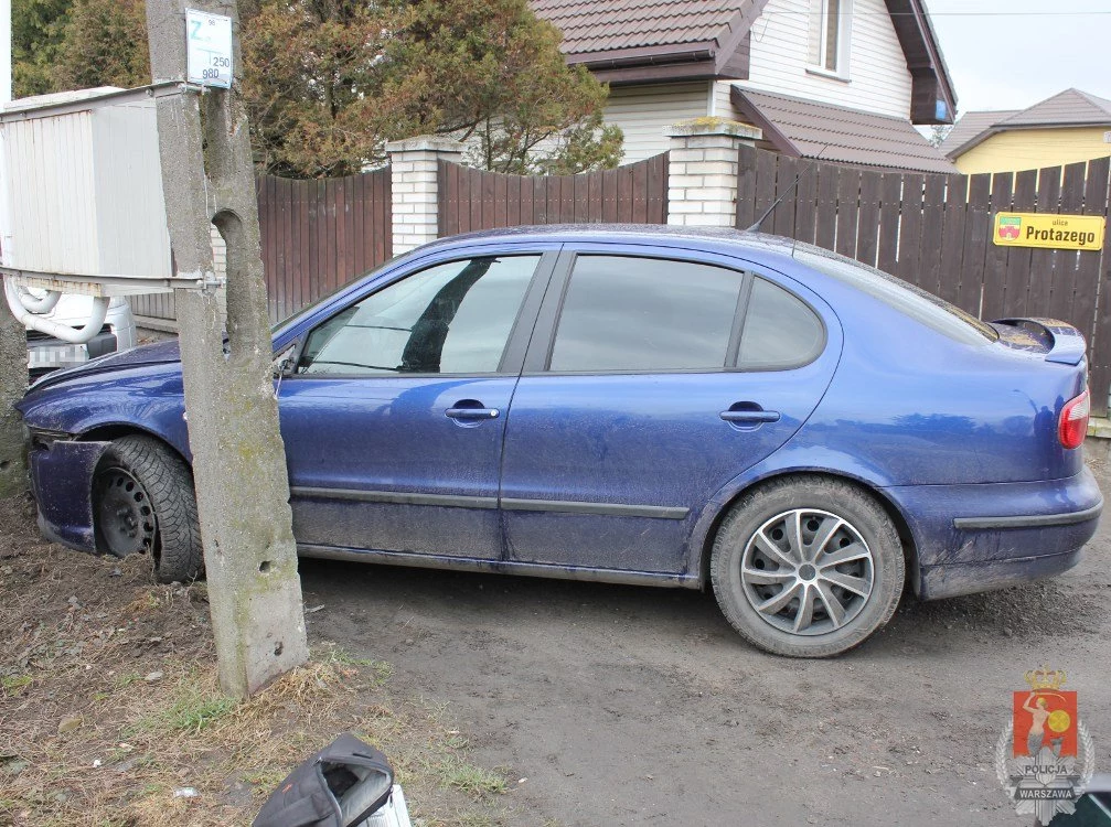 Uciekający Seatem Toledo zatrzymał się dopiero po uderzeniu w słup