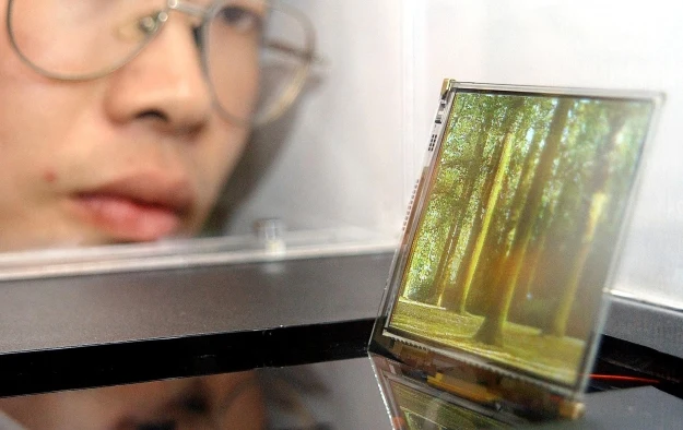 Panel AMOLED na prezentacji w 2003 roku Panel AMOLED na prezentacji w 2003 roku