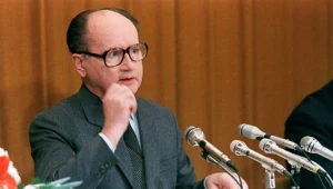 Generał Wojciech Jaruzelski: "Czy kryzys w produkcji szachownic uniemożliwia również rozwój sportów szachowych?"