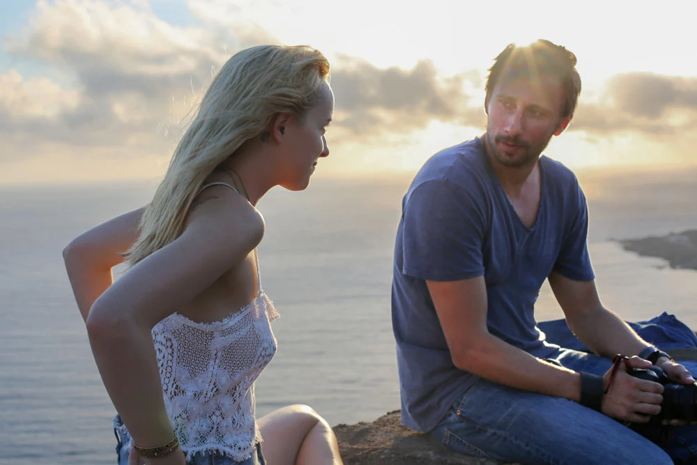 Dakota Johnson i Matthias Schoenaerts w filmie "Nienasyceni"