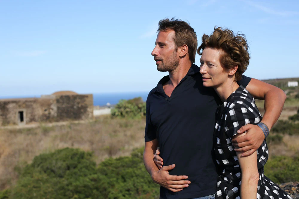 Matthias Schoenaerts i Tilda Swinton w filmie "Nienasyceni"