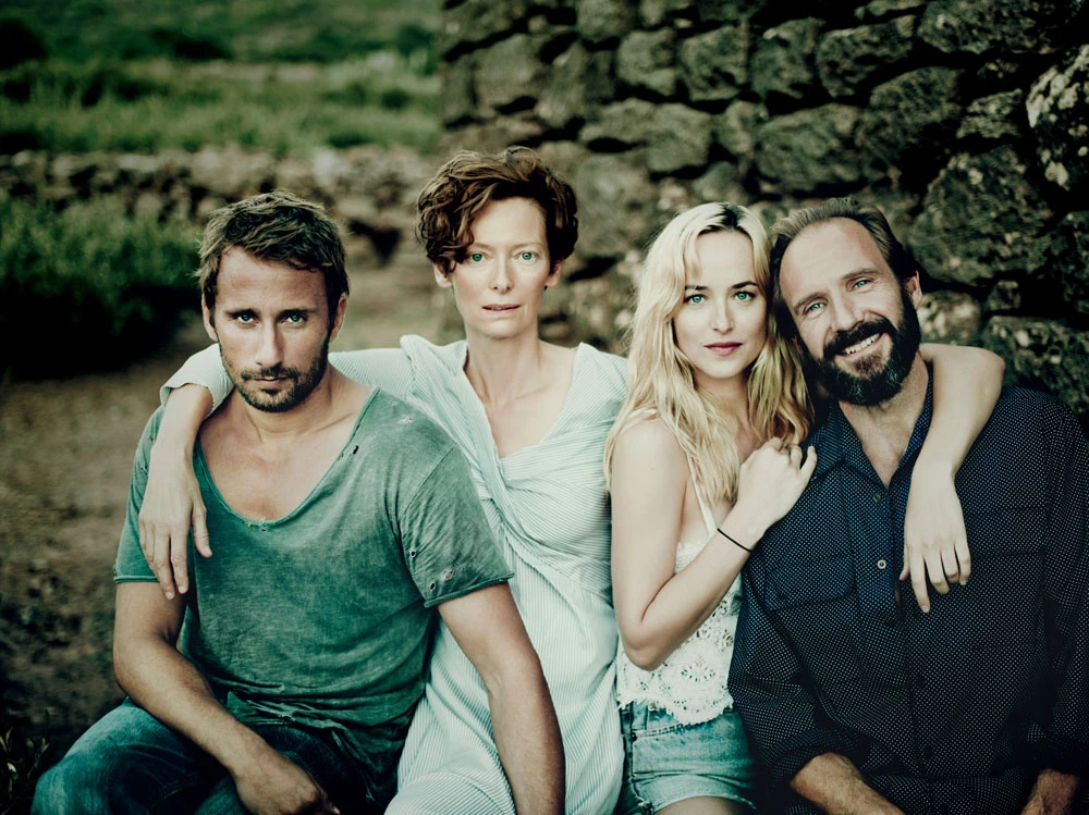 Miłość, seks i rock’n’roll na słonecznej wyspie u wybrzeży Sycylii. Wychwalany przez międzynarodową krytykę Ralph Fiennes, niesamowita Tilda Swinton, seksowna gwiazda ekranizacji „Pięćdziesięciu twarzy Greya” – Dakota Johnson oraz charyzmatyczny Matthias Schoenaerts w naładowanym erotycznym napięciem filmie Luci Guadagnino („Jestem Miłością”), którego twórczość porównywana jest z dokonaniami Paolo Sorrentino – wybitnego reżysera „Wielkiego piękna” i „Młodości”. Wszystko to w pulsującym rytmie przebojów legendarnej grupy The Rolling Stones. 

