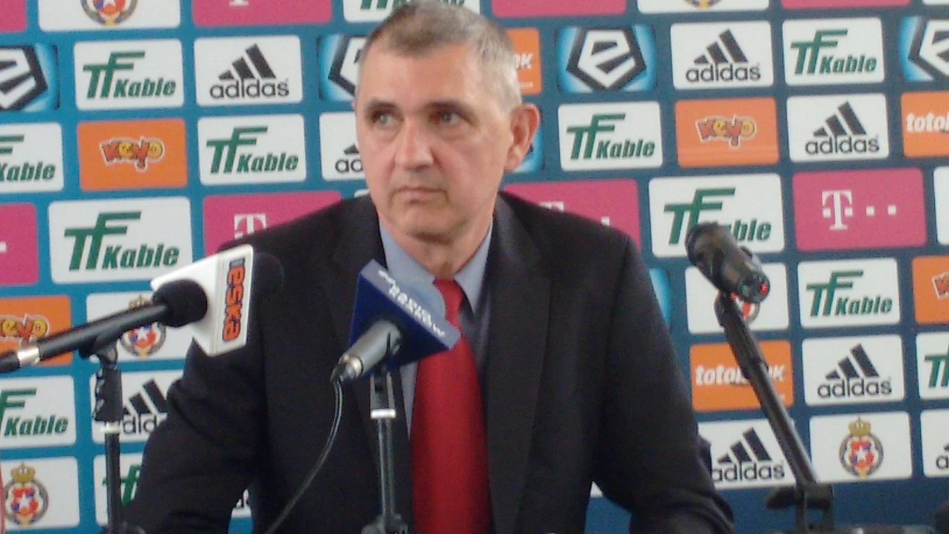 Za sprawą Roberts Gaszyńskiego do Wisły Kraków trafił pierwszy Afrykanin, jaki pojawił się kiedykolwiek w Polsce - Noel Sikhosana. Za sprawą Roberts Gaszyńskiego do Wisły Kraków trafił pierwszy Afrykanin, jaki pojawił się kiedykolwiek w Polsce - Noel Sikhosana.