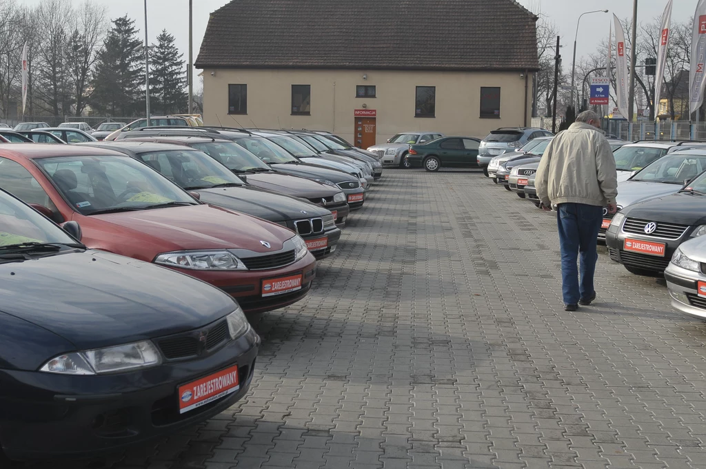 Polacy bardzo chętnie kupują samochody używane