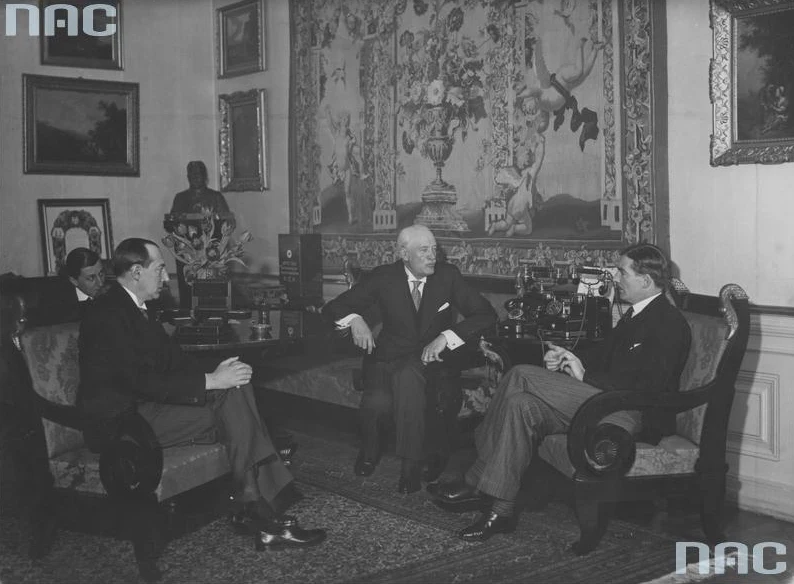 Wizyta w Polsce Lorda Tajnej Pieczęci Wielkiej Brytanii Anthony’ego Edena. Audiencja u prezydenta II Rzeczpospolitej. Widoczni od prawej: minister Anthony Eden, prezydent Ignacy Mościcki, minister Józef Beck, radca Henryk Lubomirski. Nawet najwyżsi dostojnicy państwowi mieli problemy lokalowe Wizyta w Polsce Lorda Tajnej Pieczęci Wielkiej Brytanii Anthony’ego Edena. Audiencja u prezydenta II Rzeczpospolitej. Widoczni od prawej: minister Anthony Eden, prezydent Ignacy Mościcki, minister Józef Beck, radca Henryk Lubomirski. Nawet najwyżsi dostojnicy państwowi mieli problemy lokalowe