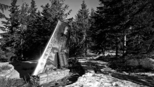 Szczyt Policy. Pomnik-skrzydło pamięci ofiar samolotu pasażerskiego An-24