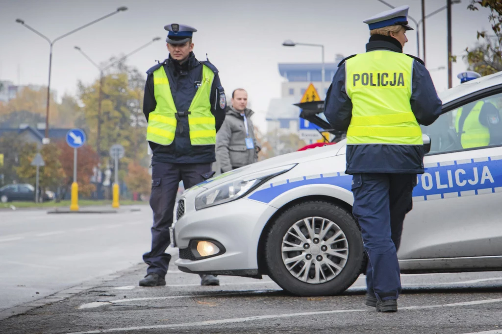 W Polsce policjanci mogą zatrzymać dłużnikom alimentacyjnym prawo jazdy / Fot: Marcin Onufryjuk