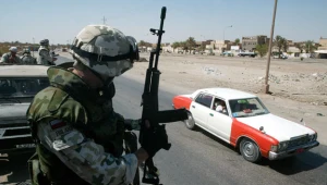 Polscy żołnierze patrolujący ulice w Karbali