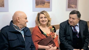 W poczekalni przed gabinetem lekarskim Hoffer i Zięba poznają Sabinę