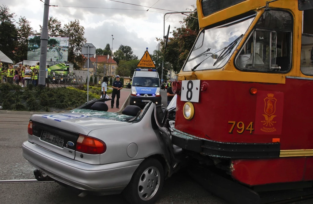 Zderzenie samochodu z tramwajem może być bardzo niebezpieczne