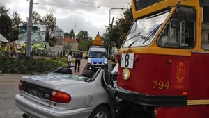 Zderzenie samochodu z tramwajem może być bardzo niebezpieczne