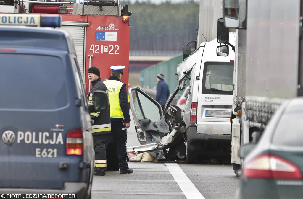 Świebodzin.  Tragiczny wypadek drogowy.  Zginęło sześć osób. Ford transit uderzył w tył naczepy tira ciężarówki na trasie s3