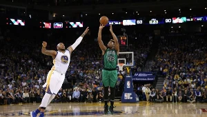Marcus Smart (z piłką) z Bostonu i Marreese Speights z Golden State w akcji