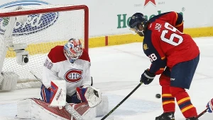 Jaromir Jagr strzela na bramkę Mike'a Condona