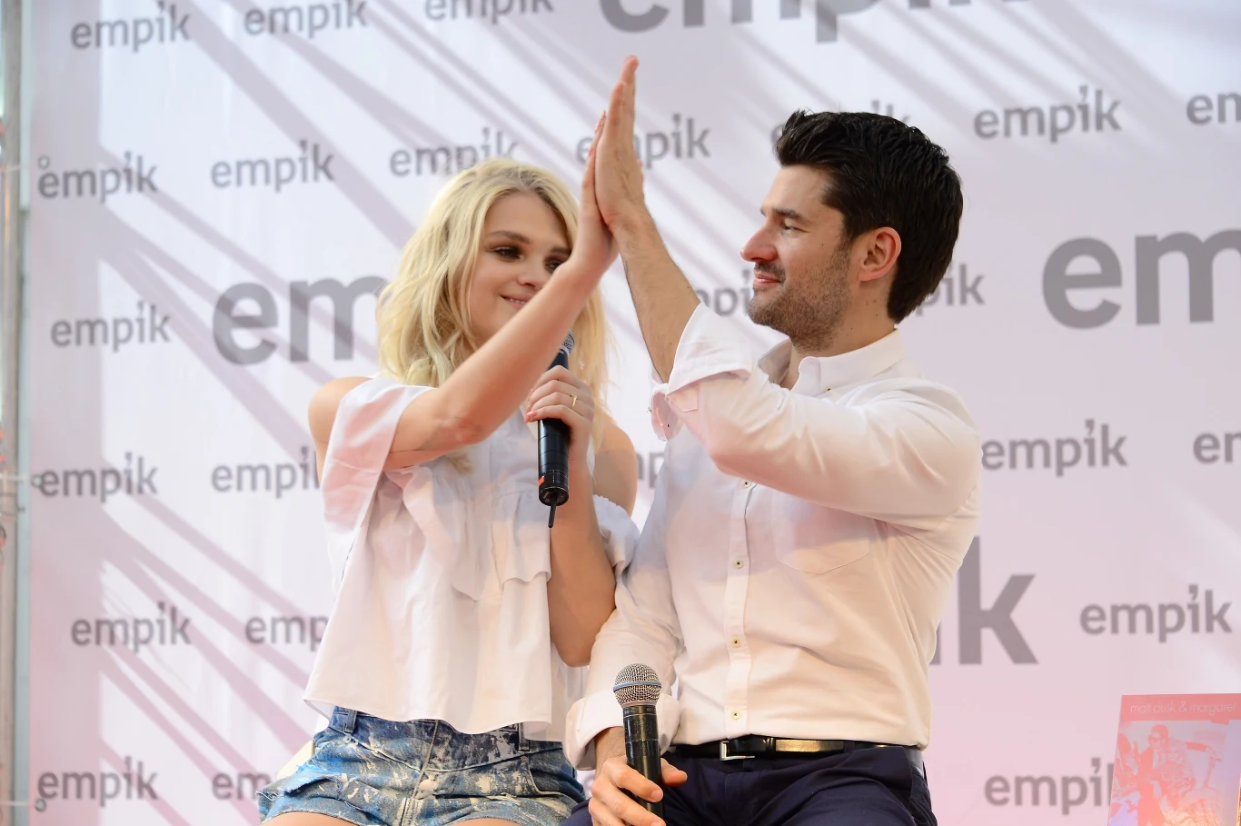 Duet Margaret i Matt Dusk to, jak twierdzi wokalistka, "połączenie dwóch różnych światów, które działa". Pomysł współpracy między muzykami zrodził się na planie jednego z programów telewizyjnych