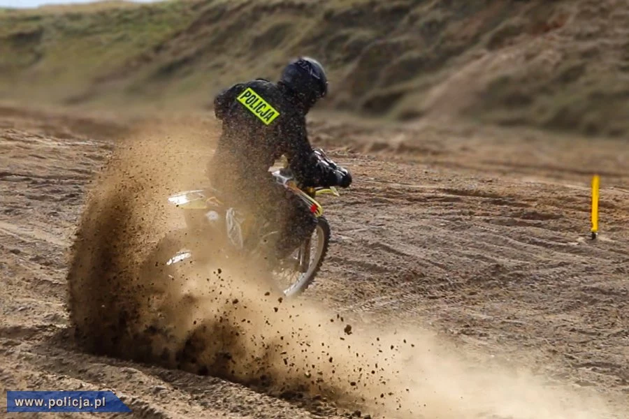 Policjanci uczyli się jazdy na torze motocrossowym