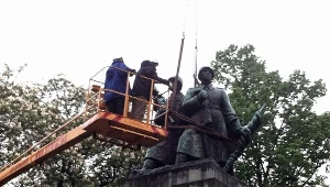 Demontaż pomnika żołnierzy radzieckich w Katowicach, maj 2014