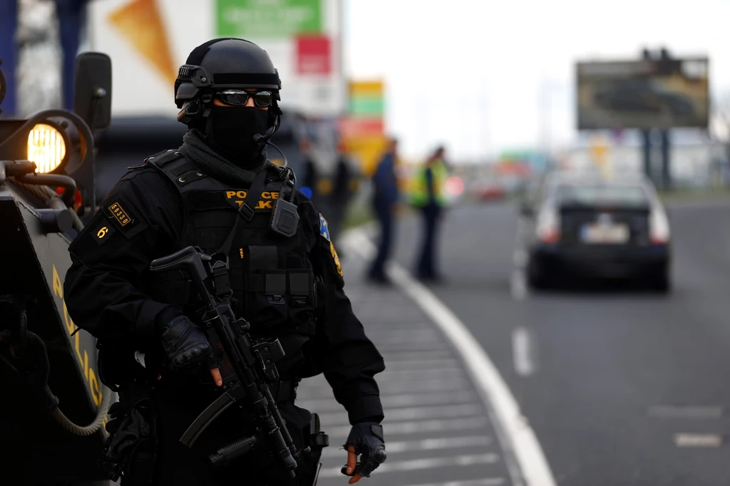 Antyterroryści pilnowali lotniska w Budapeszcie po zamachach w Brukseli Antyterroryści pilnowali lotniska w Budapeszcie po zamachach w Brukseli