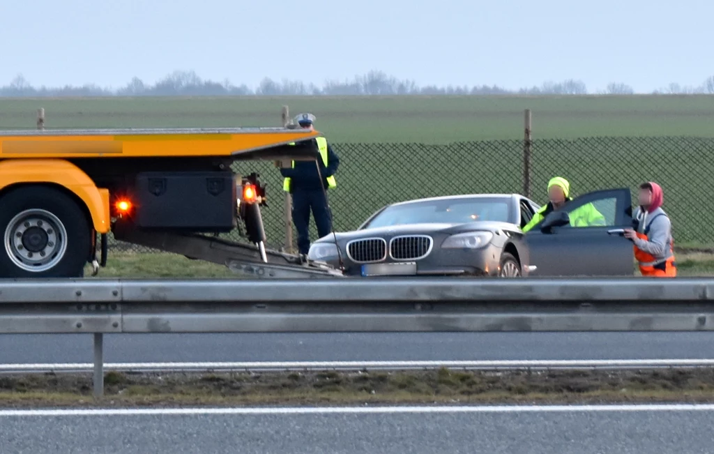 4 marca. Limuzyna, która podróżował prezydent Andrzej Duda, wydobywana z rowu autostrady A4 w okolicach Lewina Brzeskiego