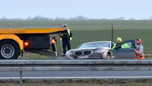 4 marca. Limuzyna, która podróżował prezydent Andrzej Duda, wydobywana z rowu autostrady A4 w okolicach Lewina Brzeskiego