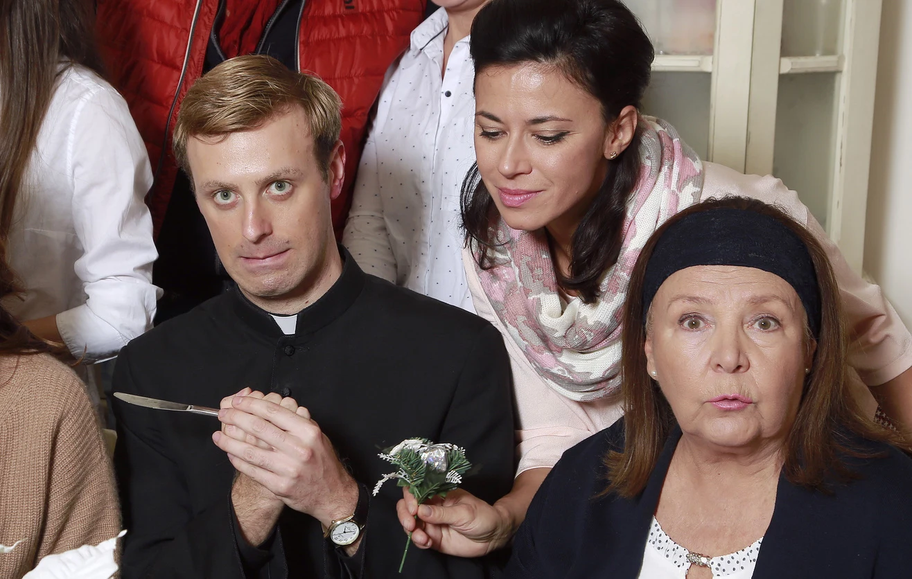 Mateusz Rusin na planie serialu "Ranczo"