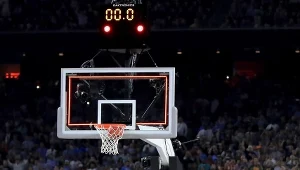 Piłka w koszu, finał wygrany! Kris Jenkins tuż po oddaniu zwycięskiego rzutu