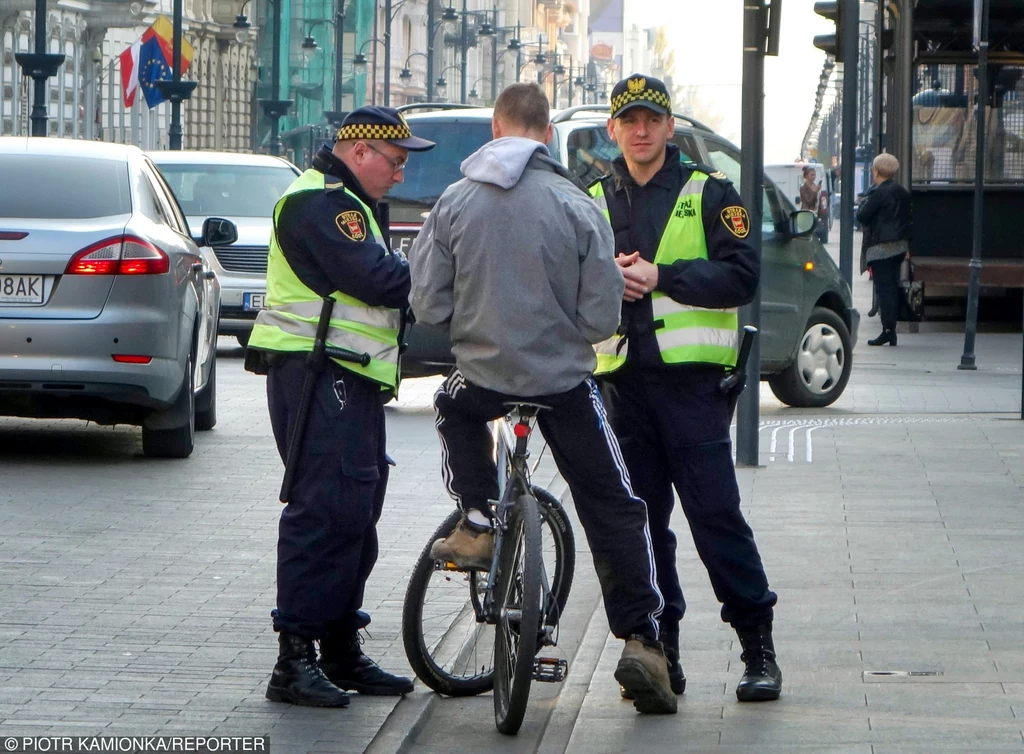 Obecnie wsiąść na rower i wyjechać na drogę może każdy dorosły