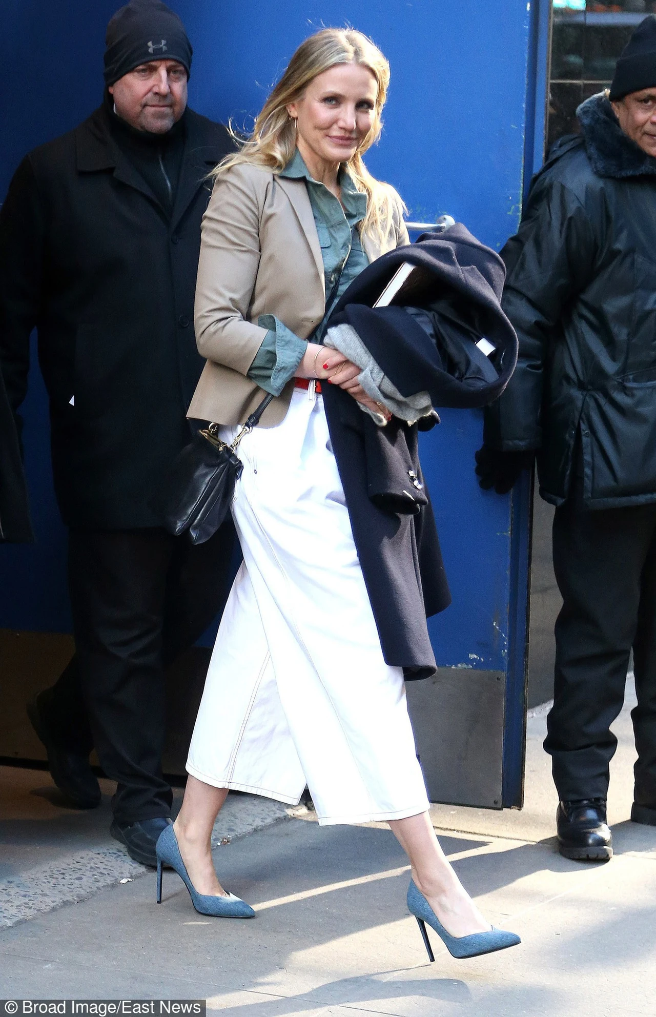 Dlaczego tak usilnie zakrywa brzuszek?