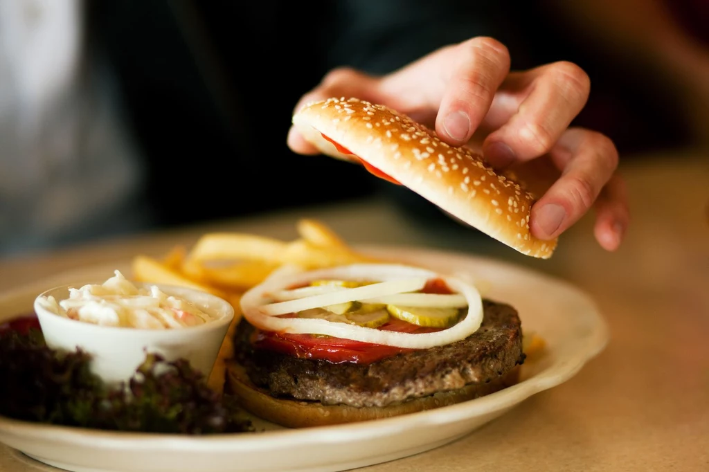 Jedzenie zamówione w fast foodzie często nawet nie wygląda tak, jak na zdjęciach. Nie mówiąc już o smaku...