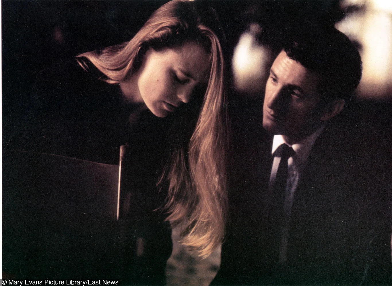 W latach 1986 Robin Wright poślubiła kolegę z planu "Santa Barbara" - Dane'a Witherspoona. Małżeństwo przetrwało zaledwie 2 lata, a chwilę po rozwodzie aktorka wdała się w romans z Seanem Pennem.

Wkrótce parę mogliśmy zobaczyć na kinowym ekranie w filmie "Stan łaski" (1990).