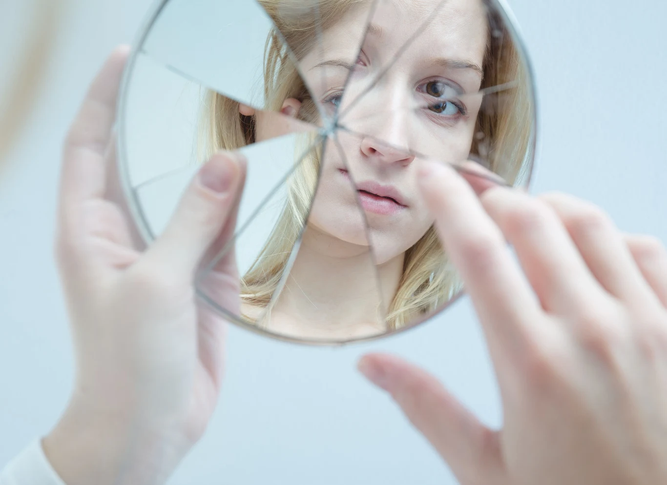 W piątek 13-tego lepiej nie rozbijać lustra, bo to może spotęgować pecha... W piątek 13-tego lepiej nie rozbijać lustra, bo to może spotęgować pecha...