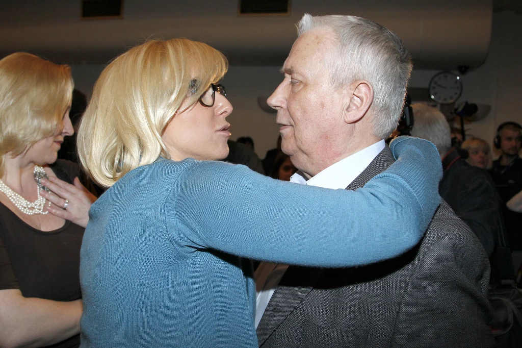 Agata z oddaniem opiekuje się swoim tatą Agata z oddaniem opiekuje się swoim tatą